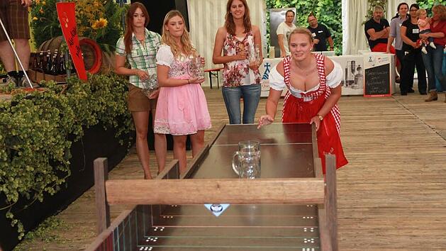 Disziplin: Bierkr&uuml;ge schieben bei der Wahl zur Bierk&ouml;nigin. Laura Schad (rechts) konnte sich durchsetzen.