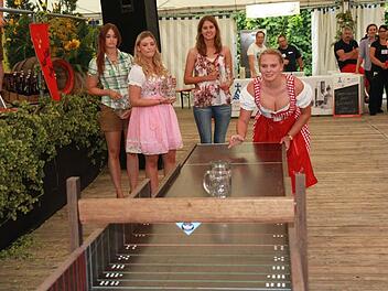 Disziplin: Bierkrüge schieben bei der Wahl zur Bierkönigin. Laura Schad (rechts) konnte sich durchsetzen.
