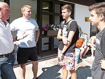 Die beiden Neuenmarkter Sebastian Koch und Nico Pachali, hier im Gespräch mit Bürgermeister Hermann Anselstetter und Bademeister Frank Sachs, nehmen das Angebot gerne an.