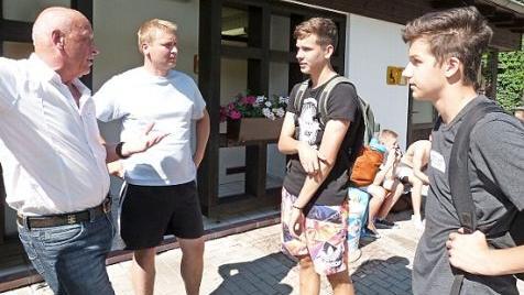 Die beiden Neuenmarkter Sebastian Koch und Nico Pachali, hier im Gespräch mit Bürgermeister Hermann Anselstetter und Bademeister Frank Sachs, nehmen das Angebot gerne an.