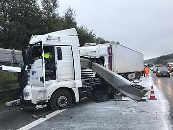 Marktschorgast: Lastwagen reißt Schilderbrücke ein – Lange Staus auf A9