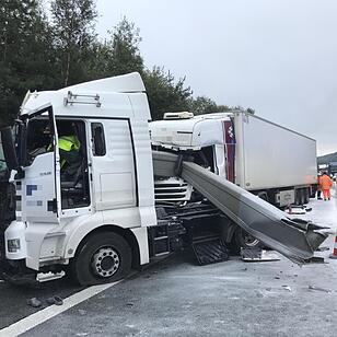 Marktschorgast: Lastwagen reißt Schilderbrücke ein – Lange Staus auf A9