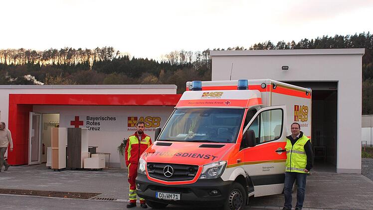 Am Montag sind noch Möbel für die neue Rettungswache in Weismain angeliefert worden. Die feierliche Einweihung des neuen Gebäudes hat eine Woche zuvor stattgefunden. Schon seit Anfang 2016 tun ASB und BRK in Weismain gemeinsam Dienst. Foto: Popp