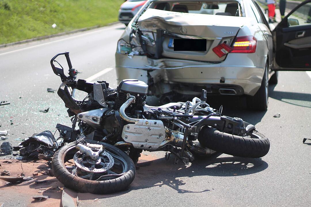 Unterfranken: Motorradfahrer kracht in Autoheck – 44-Jähriger schwebt in Lebensgefahr