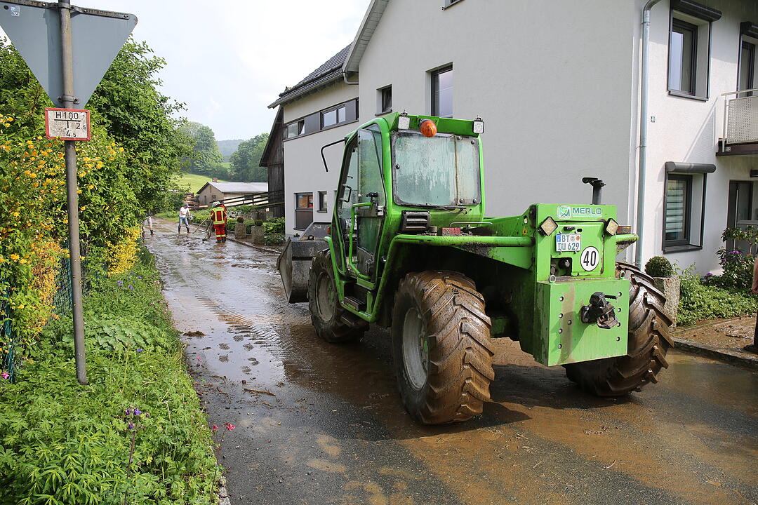 Schwerer Platzregen Überschwemmt ganze Straße
