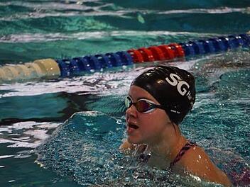 Lia Hüttner von der SG Haßberge sicherte sich über 100m Brustschwimmen die Bronzemedaille. Foto: Mark Zehe