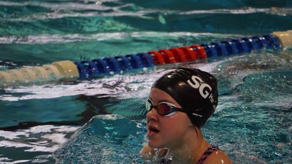 Lia Hüttner von der SG Haßberge sicherte sich über 100m Brustschwimmen die Bronzemedaille. Foto: Mark Zehe
