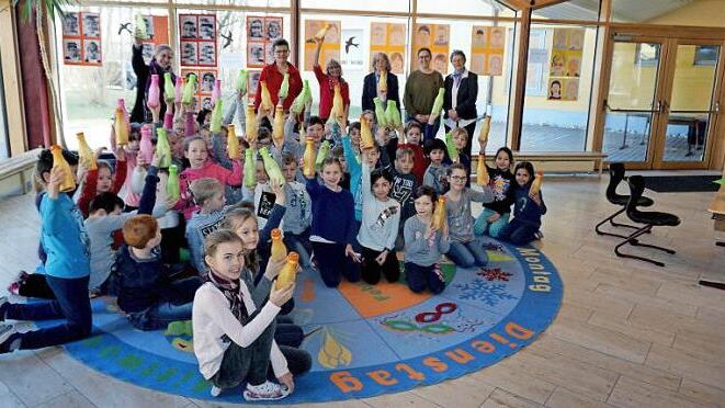 Frisches Wasser können sich jetzt die 48 Schüler der Grundschule in Oberreichenbach selbst zapfen (Bild oben). Der Wasserspender wurde denn auch freudig begrüßt (Bild unten). Fotos: R. Sänger