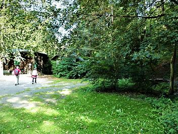 Das alte Schützenhaus (links) ist in der geänderten Planung nicht mehr Bestandteil des barrierefreien Kurweges im Schorgasttal. Rechts am Rand ist noch die "Schorgast" erkennbar.  Foto: Werner Reißaus