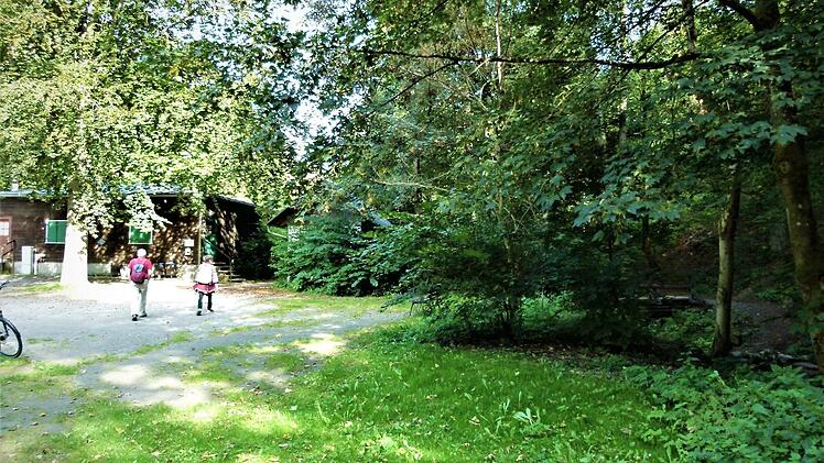 Das alte Schützenhaus (links) ist in der geänderten Planung nicht mehr Bestandteil des barrierefreien Kurweges im Schorgasttal. Rechts am Rand ist noch die "Schorgast" erkennbar.  Foto: Werner Reißaus