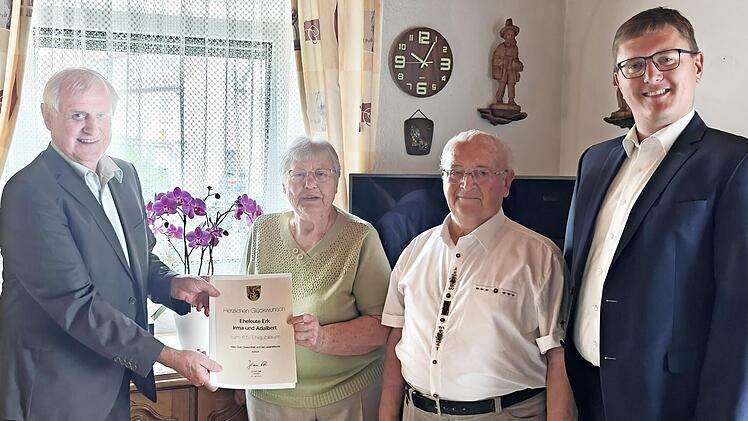 Irma und Albert Erk blicken zusammen mit stellvertretendem Landrat Bruno Kellner sowie Bürgermeister Michael Senger auf ihr langes Eheglück zurück.