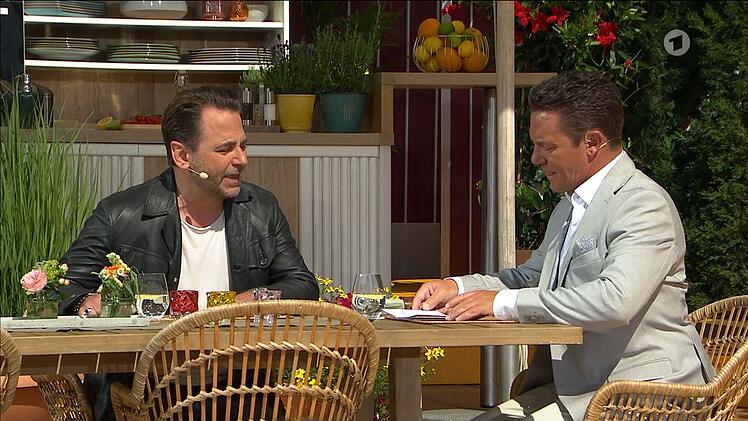 S&auml;nger Dennis Wilms (links) kochte f&uuml;r Stefan Mross eine leckere Salsiccia-Pasta mit einem Schmand-Salat.