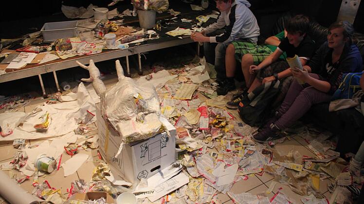 Kreatives Chaos herrscht im Jugendclub Area 51 in Röttenbach. Aus Telefonbüchern und Kleister entstehen die Aliens.