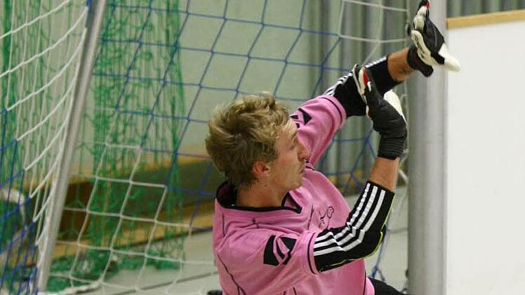 So sehr sich der Kirchleuser Torwart Jeffrey Stark auch streckte - sein Team verlor das Finale 2012 unglücklich mit 4:6 im Siebenmeterschien.
