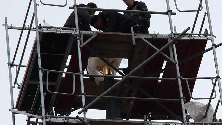 Die Donath-Mitarbeiter sind am Turm beschäftigt.