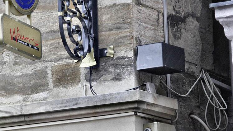 Ein Café-Betreiber Forchheim wollte seine Sitzmöbel auf dem am Rathaus-Platz überwachen. Aber das Ordnungsamt sagte: Niet.