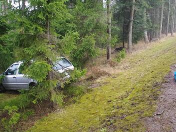Von der KC 21 bei Berglesdorf fuhr der Mann erst über eine Wiese und anschließend in den Wald. Foto: Marco Meißner