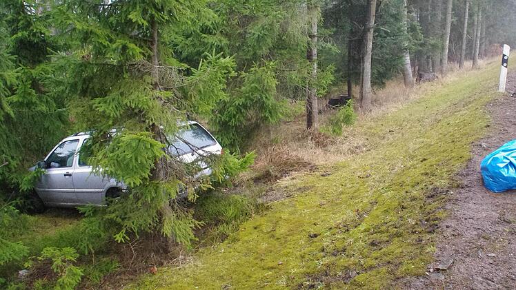 Von der KC 21 bei Berglesdorf fuhr der Mann erst über eine Wiese und anschließend in den Wald. Foto: Marco Meißner