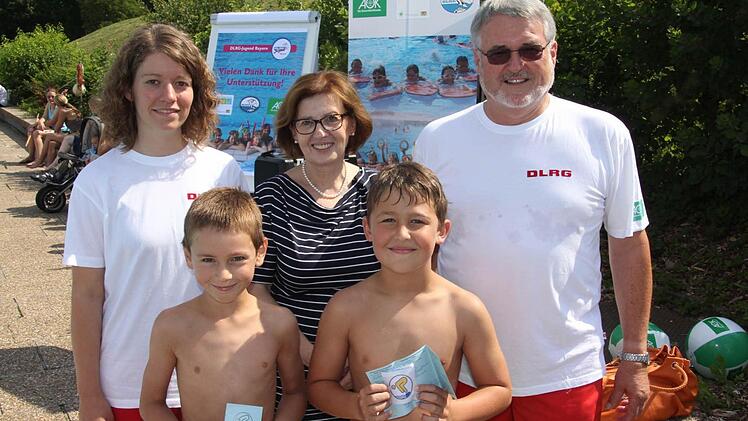 Lucas Welsch und Luis Reitwiesner (vorne von links) errangen als einzige das "Goldene Schwimmabzeichen", was ihnen von (hinten von links) Eilsa Klum, Rektorin Ingrid Mandery und DLRG-Vorsitzenden Rudolf Rath unter dem Beifall ihrer Mitschüler übergeben wurde.