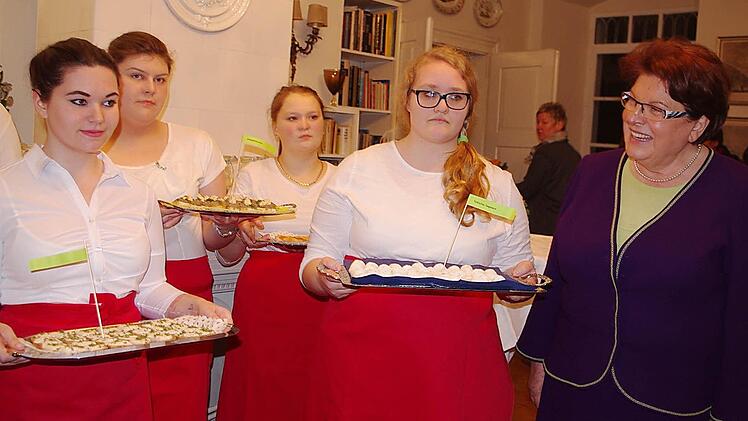 Barbara Stamm freute sich über einen Multi-Kulti-Imbiss, den Küpser Schüler aus vier Ländern zubereitet hatten. Foto: Heike Schülein
