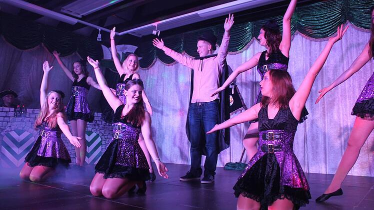 Showtanz der Markgrafengarde mit Magier Tom. Foto: Carmen Schwind