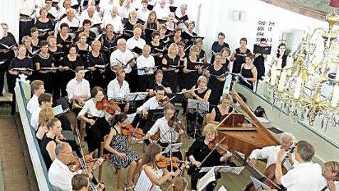 Der Trebgaster St.-Johannes-Chor und das Kulmbacher Kammerorchester haben bereits mehrere gemeinsame Konzerte erfolgreich gestaltet - wi hier beim Bach-Kantaten-Konzert am 5. Juli 2015 in der Trebgaster Kirche. Foto: Dieter Hübner