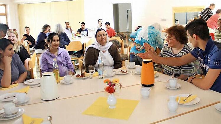 Reger Austausch zwischen Einheimischen und Flüchtlingen beim ersten "Café der Begegnung" in Ebensfeld.  Foto: Gerda Völk