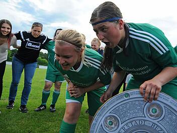 Jacqueline Bär (links) und Goalgetterin Kathrin Litz stimmten vor wenigen Monaten noch den Meistergesang an. In der kommenden Spielzeit werden die Aufgaben schwieriger. Foto: Picturedreams
