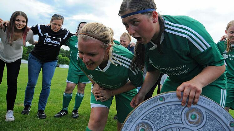 Jacqueline Bär (links) und Goalgetterin Kathrin Litz stimmten vor wenigen Monaten noch den Meistergesang an. In der kommenden Spielzeit werden die Aufgaben schwieriger. Foto: Picturedreams