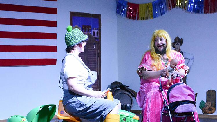 Bei Justin (Michl Heppner) und Manfreda (Babsi Heppner) war die Devise: Kindermund tut Weisheit kund. Foto: Björn Hein