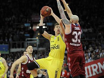 Medi-Spieler Andreas Seiferth (am Ball) setzt sich gegen Bayern-Akteur und seinen ehemaligen Mitspieler bei Trier, Mike Zirbes, durch. Im Spitzenspiel auf Augenhöhe unterlag Medi 88:96.  Foto: Andreas Bär