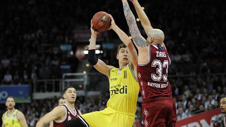 Medi-Spieler Andreas Seiferth (am Ball) setzt sich gegen Bayern-Akteur und seinen ehemaligen Mitspieler bei Trier, Mike Zirbes, durch. Im Spitzenspiel auf Augenhöhe unterlag Medi 88:96.  Foto: Andreas Bär