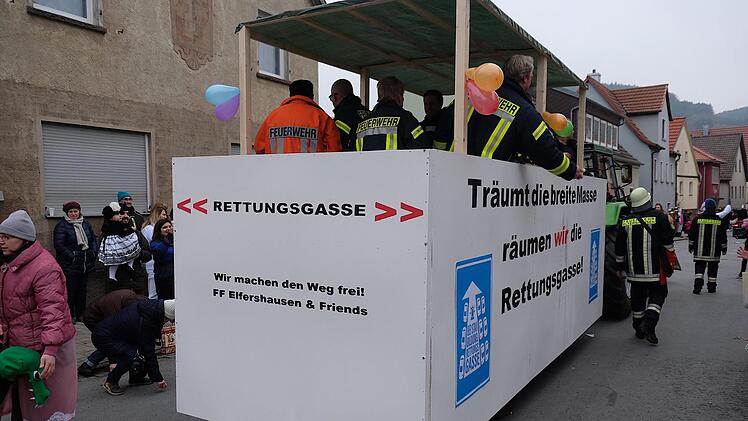 Auf die dringend nötige Rettungsgasse beim Verkehrsstau machte die ansässige Feuerwehr mit ihrem Motivwagen aufmerksam.