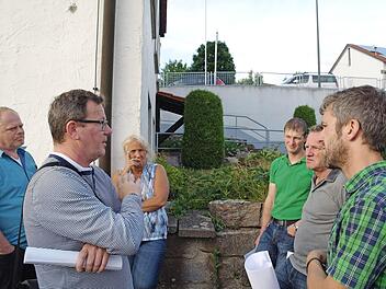 Vor einem Jahr besichtigte der Gemeinderat mit Ulrich Dölker vom Planungsbüro Baurconsult das Josefsheim und beratschlagte über den möglichen barrierefreien Zugang. Diese Maßnahme wurde nun im Gemeinderat beschlossen.  Foto: Stephanie Elm