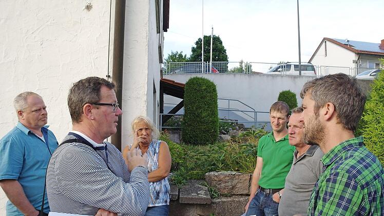 Vor einem Jahr besichtigte der Gemeinderat mit Ulrich Dölker vom Planungsbüro Baurconsult das Josefsheim und beratschlagte über den möglichen barrierefreien Zugang. Diese Maßnahme wurde nun im Gemeinderat beschlossen.  Foto: Stephanie Elm