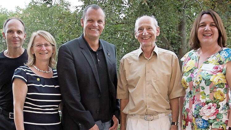 Sind von der gesunden Wirkung des Waldes überzeugt (von links): Claus Schenk (Biosphärenreservat und Naturpark Bayerische Rhön), Elisabeth Assmann (Bund Naturschutz), Referent Dr. Arnulf Hartl, Dr. Joachim Galuska (Gründer und Vorsitzender der Geschäftsführung der Heiligenfeld Kliniken), Anita Schmitt (Akademie Heiligenfeld)  Foto: Ingo Queck