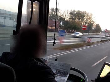 Die Zeitung über dem Lenkrad - und das während der Fahrt: Das Foto, das ein Schüler aufgenommen hat, sorgt für Wirbel.  Foto: privat