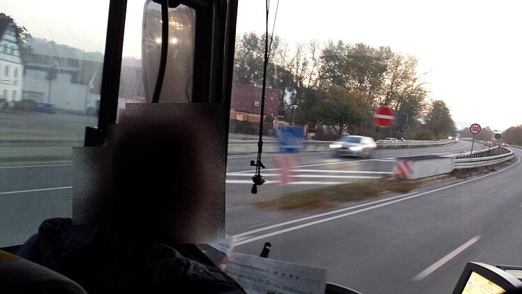 Die Zeitung über dem Lenkrad - und das während der Fahrt: Das Foto, das ein Schüler aufgenommen hat, sorgt für Wirbel.  Foto: privat