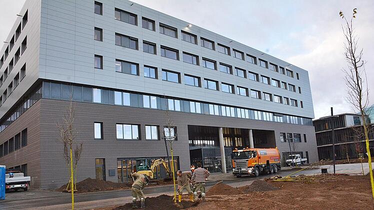 Hektik im Außenbereich der neuen Klinik am Campus in Bad Neustadt. Bis Donnerstag soll alles fertig sein. Foto: Hanns Friedrich