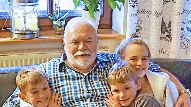Wolfgang Mehrer und seine Enkel  Fotos: privat