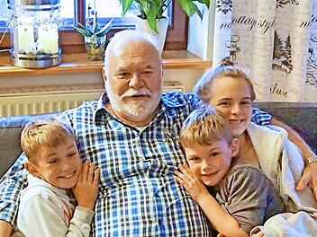 Wolfgang Mehrer und seine Enkel  Fotos: privat