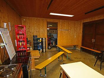 Mehr Rumpelkammer als Kabine: Das Einzige, was in der Umkleide des FC Kirchleus an Fußball erinnert, ist die Taktiktafel (links). Auf den Bänken in der Ecke ziehen sich die Spieler bei ihren Trainingseinheiten um.  Fotos: Monika Limmer