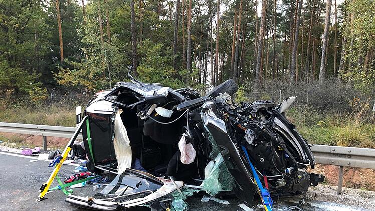 Von dem Nissan mit sieben Sitzen der Kronacher Familie ist nach dem verheerenden Unfall nicht mehr viel übrig. Foto: NEWS5/Merzbach