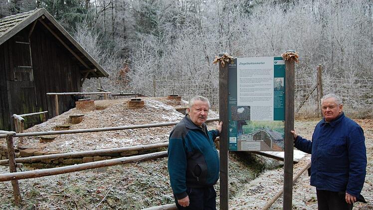 Herbert Kohlhepp und Theodor Busch gehören zu dem Team, das den Kohlenmeiler im Neuwirtshäuser Forst (im Hintergrund) betreibt.   Wolfgang Dünnebier