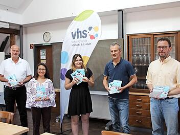 Das neue Programmheft der VHS für das Wintersemester ist da. V.l.: Bürgermeister Gerald Brehm (JL), Dozentin María Canelos Viteri, Sachbearbeiterin Jasmin Reinhardt, der Leiter der VHS Bernd Riehlein und Mikrobiologe Dietmar Schäffer stellen es vor.  Foto: Andreas Scheuerer
