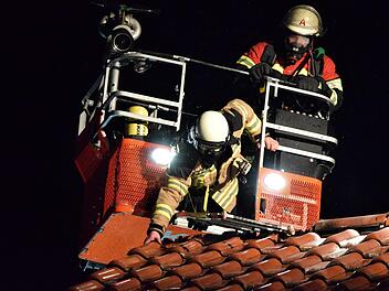 Nachdem teilweise Ziegel abgedeckt waren, wurde  mit den Wärmebildkameras der gesamt Dachbereich abgesucht, um mögliche weitere und bisher noch nicht erkannte Brandherde zu entdecken.. Foto: Dieter Radziej