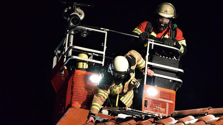 Nachdem teilweise Ziegel abgedeckt waren, wurde  mit den Wärmebildkameras der gesamt Dachbereich abgesucht, um mögliche weitere und bisher noch nicht erkannte Brandherde zu entdecken.. Foto: Dieter Radziej