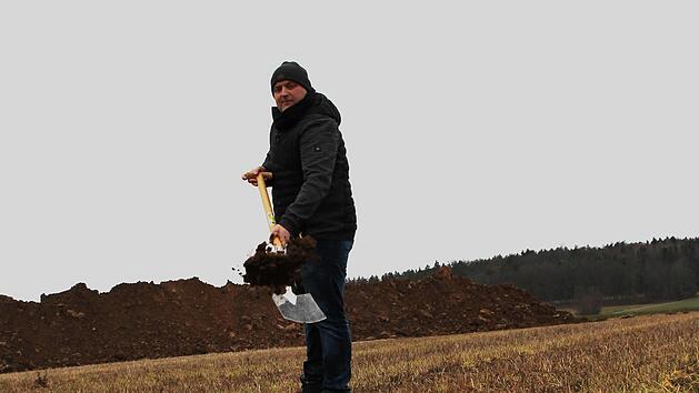 B&uuml;rgermeister Daniel Wehner (CSU) nahm den ersten Spatenstich im neuen Baugebiet vor. Foto: Johannes Schlereth