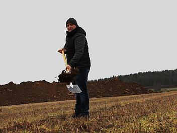 Bürgermeister Daniel Wehner (CSU) nahm den ersten Spatenstich im neuen Baugebiet vor. Foto: Johannes Schlereth