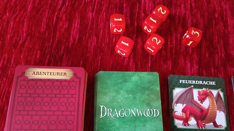 Spiele-Test "Dragonwood": Schnelles Fantasyspiel mit Karten und Würfeln